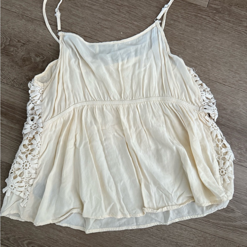 Cream Cropped Camisole with floral Lace - Picture 2 of 3